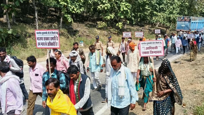 भोपाल की ओर बढ़े सीहोर के हजारों आदिवासी; CM से मुलाकात की मांग, वन अमले की कार्रवाई के खिलाफ आर-पार की लड़ाई